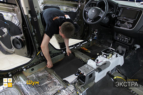 Клеим Шумопоглотитель на пол Митсубиси Аутледер.