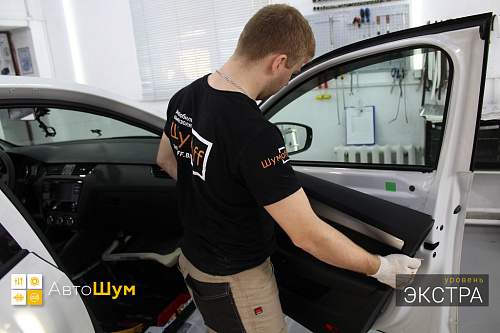 Снимаем дверные обшивки Шкоды Октавии