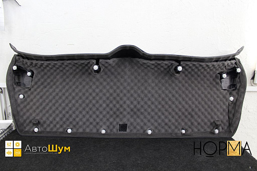 Шумоизоляция обшивки пятой двери Митсубиси Аутлендер XL.