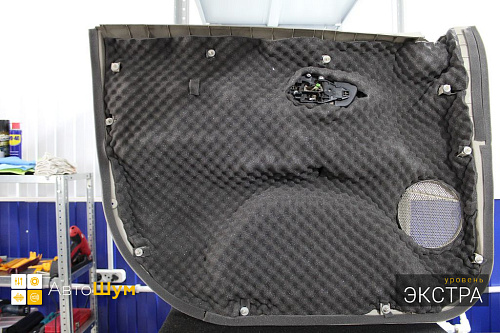 Шумоизоляция дверной обшивки Митсубиси Аутледер ХЛ.