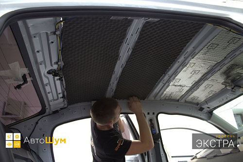 Клеим шумопоглотитель на крышу Киа Рио ФБ