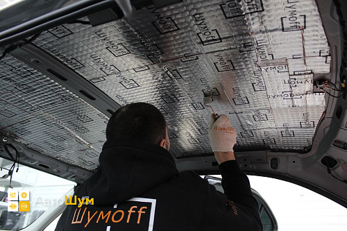 Клеим виброизоляцию на крышу Фольксваген Поло Мк6