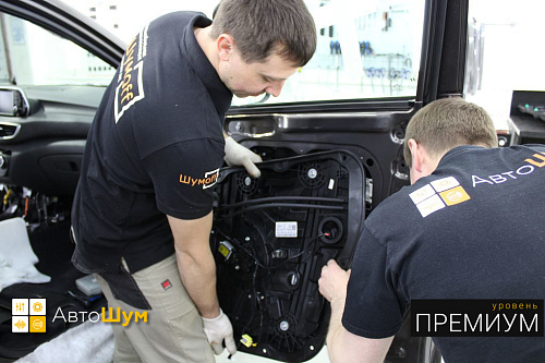 Демонтируем пластиковый щит Хендай Туссан