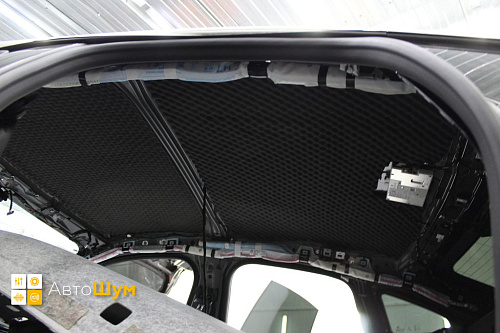 Клеим шумопоглотитель на крышу БМВ 2