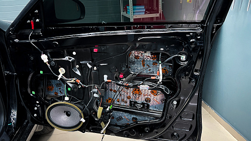 Виброизоляция дверей Тойота Камри 40