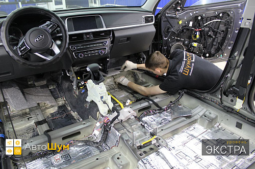 Клеим виброизоляцию на днище Киа Оптима
