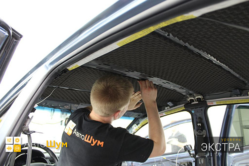 Клеим шумопоглотитель на крышу Киа Рио