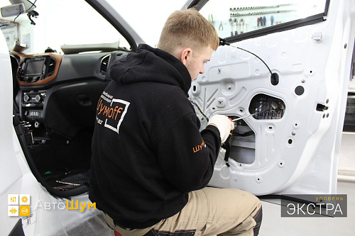 Клеим виброизоляцию внутрь двери Лада Х-Рей