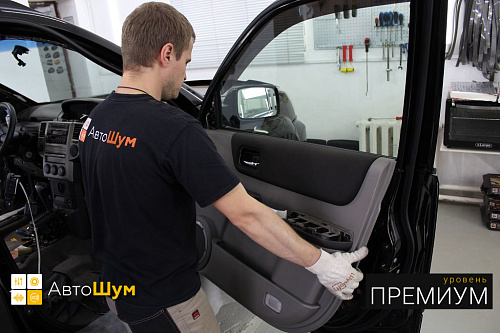 Снимаем дверные обшивки Ниссан Х Трейл