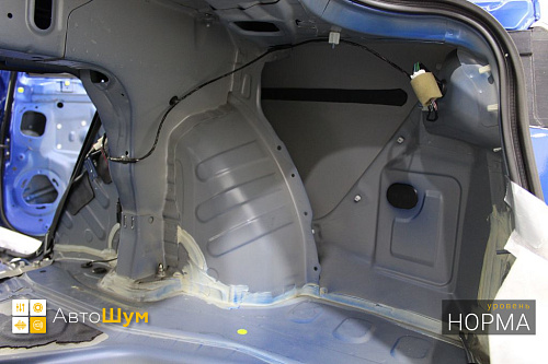 Штатная шумоизоляция арок Митсубиси Лансер.