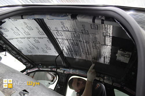 Клеим виброизоляцию на крышу БМВ 2