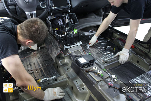 Клеим виброизоляцию Шумофф М4 на пол Фольксваген Пассат