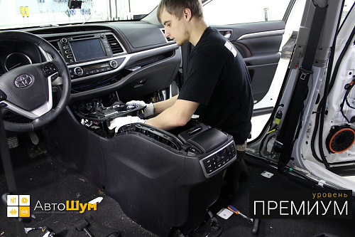 Разбираем салон Тойоты Хайлендер.