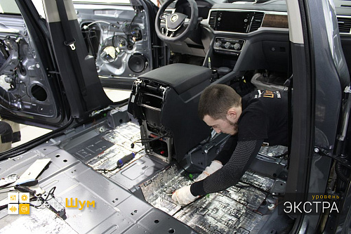 Клеим виброизоляцию на пол Фольксваген Терамонт