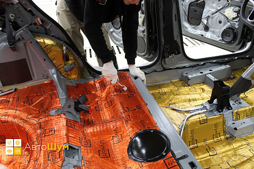 Клеим виброизоляцию на пол Фольксваген Поло Мк6