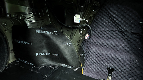 Звукоизоляция арок и багажника Тойота Камри 40