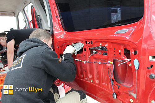 Виброизоляция крышки багажника Тойота Функарго