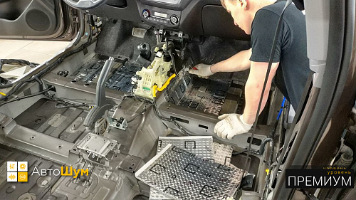 Клеим Шумофф Black Joker на пол Киа Рио КБ