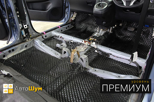 Клеим Шумофф Комфорт 6 на пол Тойоты Рактис.