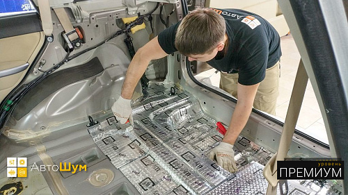 Клеим виброизоляцию в багажник Сузуки Гранд Витары.