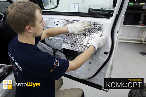 Оклеиваем виброизоляцией технологические отверстия двери Ниссан Кашкай J11.