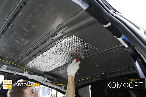 Клеим виброизоляцию Шумофф М2 на крышу Киа Рио
