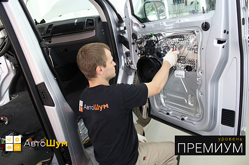 Клеим виброизоляцию на металлический щит Фольксваген Мультивэн