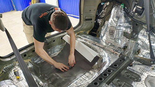 Клеим Шумофф П4 на дно багажника Хонды СРВ