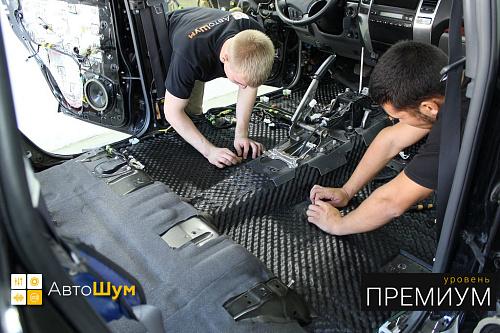 Клеим шумоизоляцию на днище Прадо