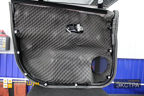 Шумоизоляция обшивки двери Митсубиси Аутледер