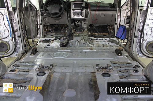 Штатная шумоизоляция пола Тойоты Ленд Крузер.