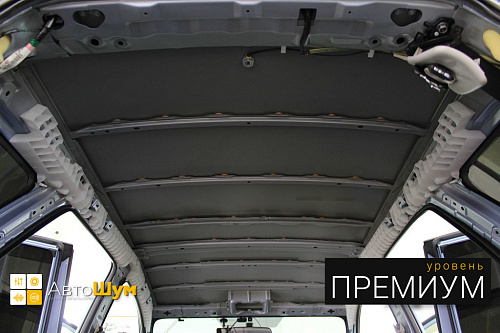 Штатная шумоизоляция крыши Тойоты Рактис.