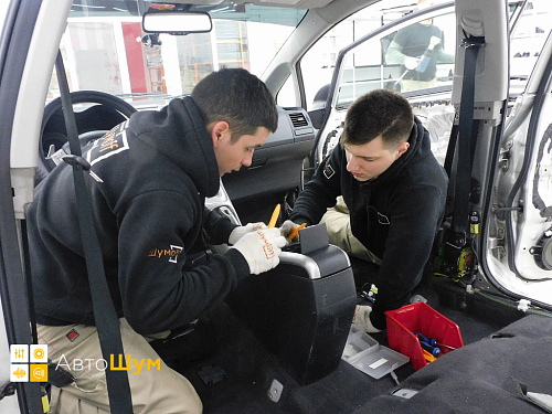 Разбираем салон Тойота Аурис