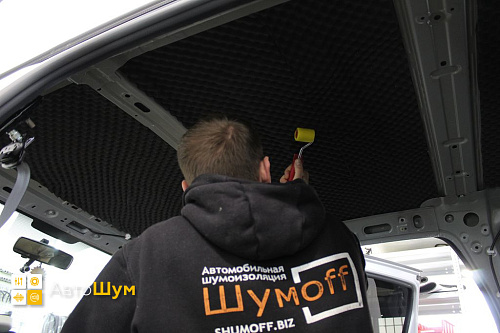 Клеим шумопоглотитель на крышу Рено Дастер