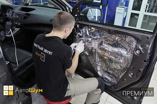 Клеим второй слой на двери Хонда ЦР-В 4