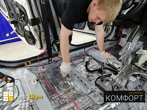 Клеим виброизоляцию на пол Мазды 3