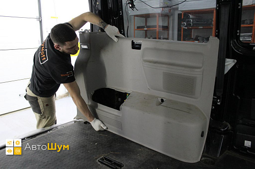 Разбираем багажник Volkswagen Caravelle