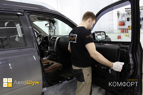 Снимаем дверную обшивку Ниссан Х Трейл Т31.