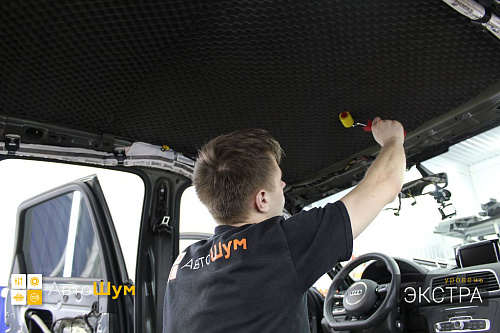 Клеим шумопоглотитель на крышу Ауди Ку3