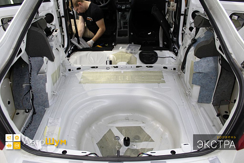 Штатная шумоизоляция багажника Шкоды Октавии