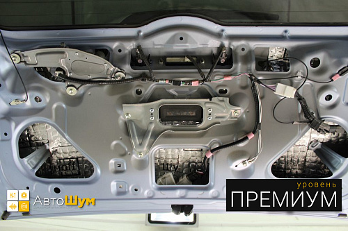 Виброизоляция пятой двери Тойоты Рактис.