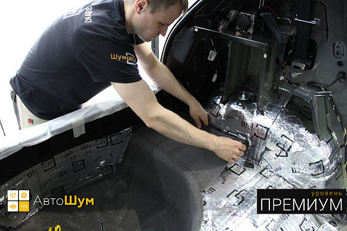 Клеим Герметон 7 на дно багажника Рено Сандеро