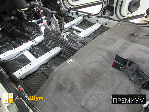 Noise Stop 4 под задним сиденьем Ниссан Кашкай.