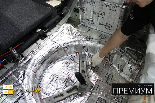 Клеим Виброизоляцию Шумофф Black Joker в багажник Фольксваген Гольф.