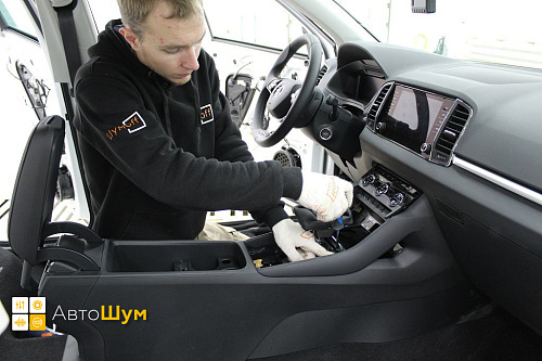 Разбираем пол Шкода Карок