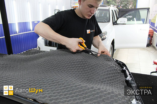 Оклеиваем обшивку двери шумопоглотителем Шумофф Герметон А15