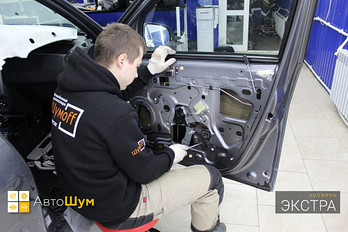 Клеим виброизоляцию внутрь двери Рено Дастер