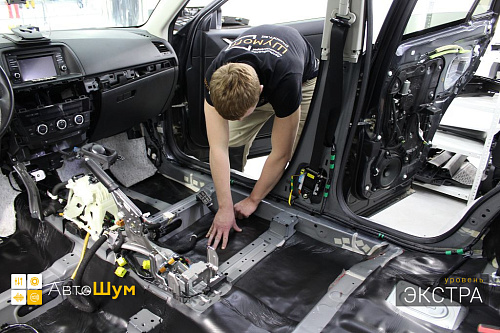 Клеим Шумофф Герметон 7Л на днище Мазды Сх 5