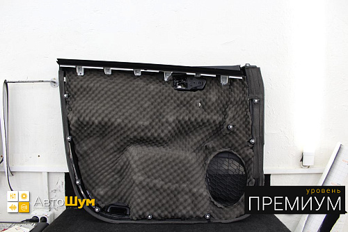 Клеим дверную обшивку на Тойоте Хайлендер.