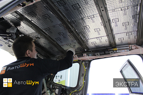 Клеим виброизоляцию на крышу Субару Форестер.